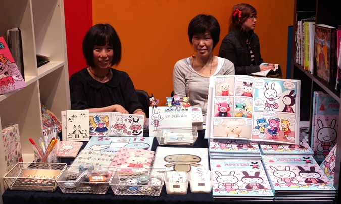 Yoko Yomura et Kinuyo Saito au stand IMHO au Salon du livre jeunesse de Paris